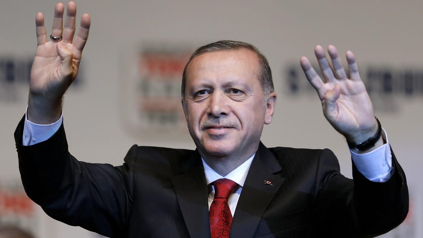 Der türkische Staatspräsident Recep Tayyip Erdogan zeigt den Gruß der Muslimbruder in Ägypten. Der eingeklappte Daumen mit vier ausgestreckten Fingern.