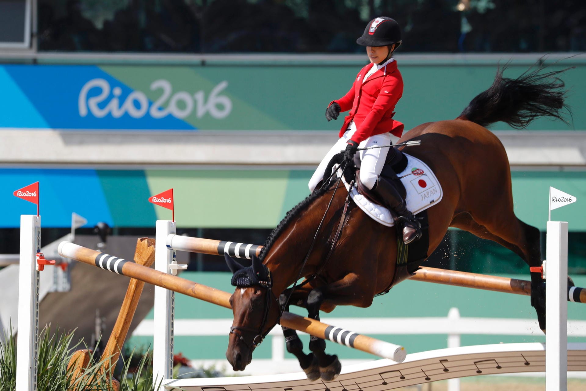 Auch Springreit-Laien erkennen, dass auf diesem Bild etwas schief gelaufen ist: Die japanische Reiterin Reiko Takeda springt mit ihrem Pferd Bardolino mehr ins Hindernis als übers Hindernis.