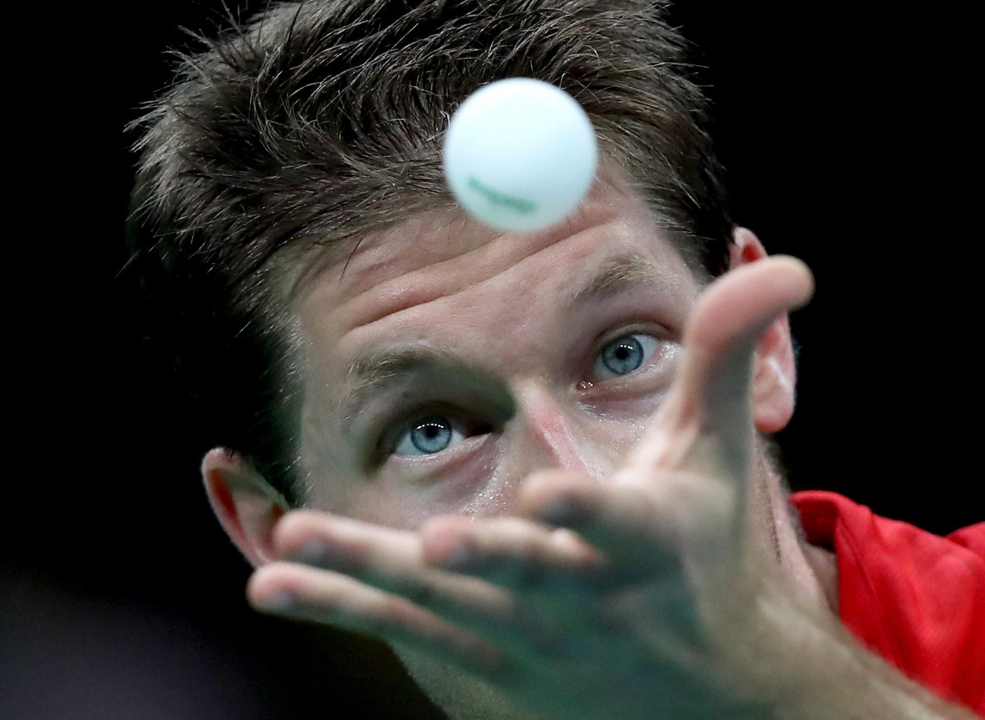 Mit voller Konzentration auf den Ball bereitet der deutsche Tischtennisspieler Bastian Steger seinen Aufschlag vor.