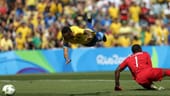 Achtung, ein Superstar im Anflug: Brasiliens Fußballer Neymar trifft mit dieser Flugeinlage zum 1:0 im Halbfinale gegen Honduras. Es ist der Auftakt zu einem überzeugenden 6:0-Erfolg und gleichtzeitig das schnellste Tor der Olympia-Geschichte.