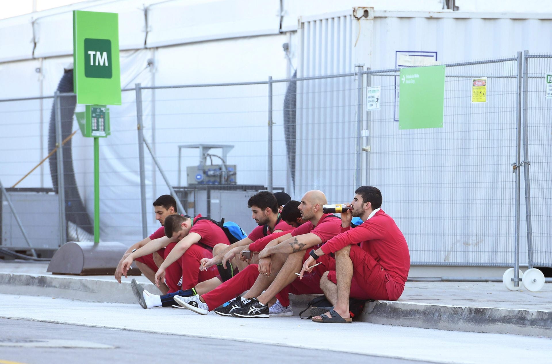 Für Katars Handballer ist das Turnier hingegen zu Ende. Dementsprechend geknickt warten die Spieler nach dem Siel gegen Deutschland auf den Bus, der das Team zurück ins Olympische Dorf bringt.