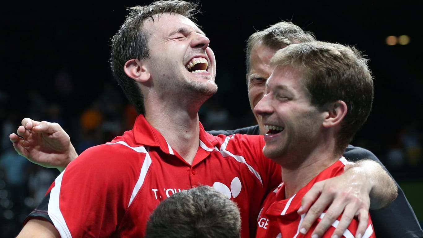 Timo Boll (li.) freut sich mit dem deutschen Tischtennis-Team über Bronze.