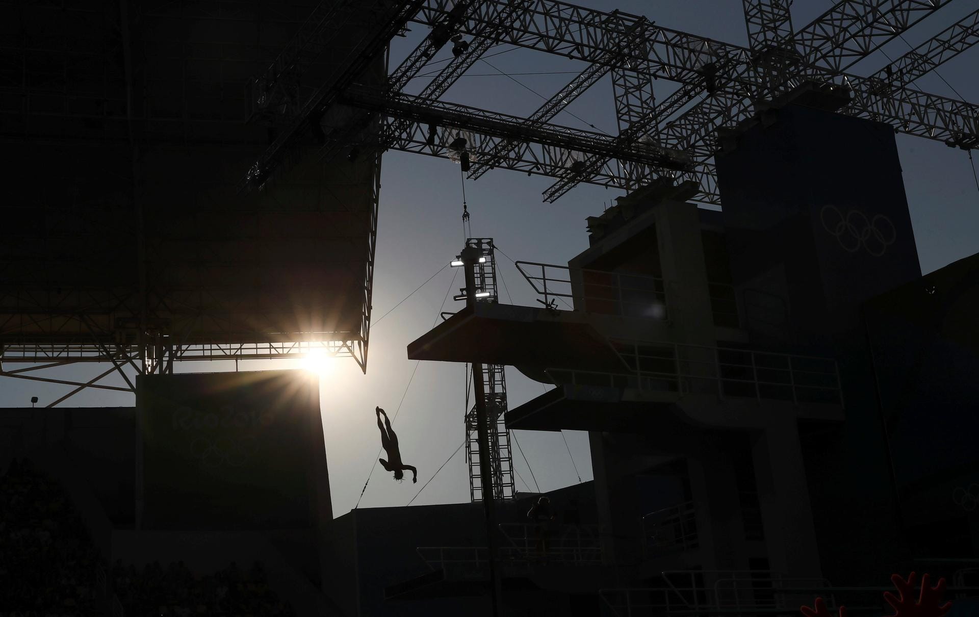 Bei einem offen konzipierten Stadion wie dem Maria Lenk Aquatics Centre besteht immer die Gefahr, dass die Sonne die Athleten während ihren Wettkämpfen stört. Anderseits kann sie auch solch schöne Aufnahmen ermöglichen, wie hier beim Sprung der Malaysierin Pandelela Rinong Pamg vom 10-Meter-Turm.