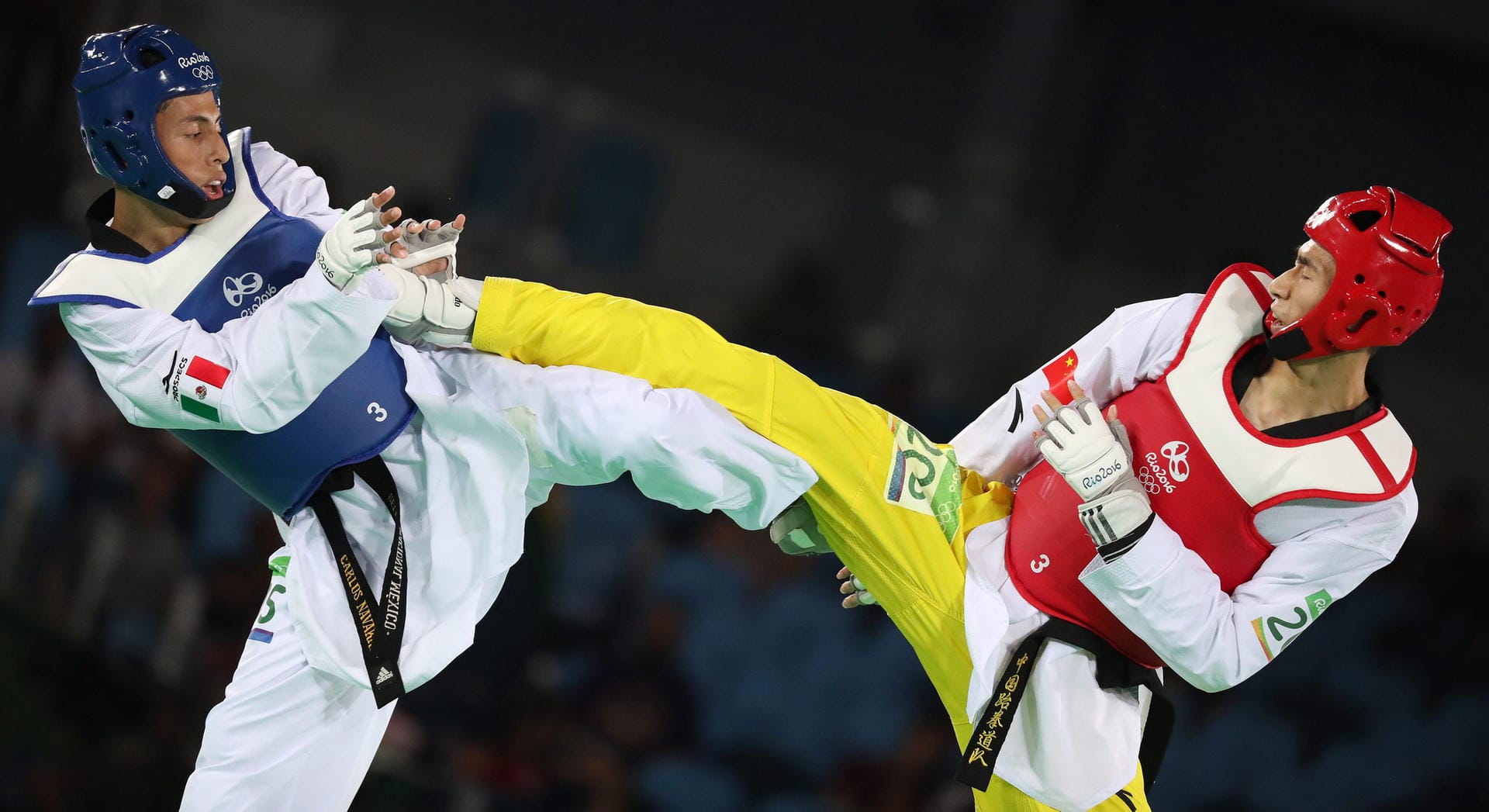 Körperkontakt: Der Chinese Shuai Zhao und Carlos Ruben Navarro Valdez aus Mexiko standen sich in Taekwondo-Halbfinale der Klasse bis 58 Kilogramm gegenüber. Mit dem besseren Ende für den Asiaten, der ins Finale einzog.