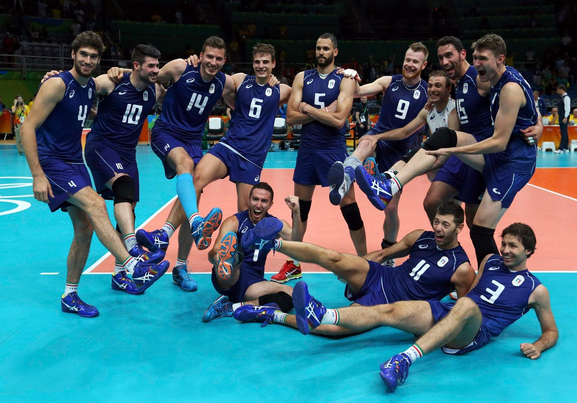 Poser: Italiens Volleyballer brachten sich nach dem Viertelfinale gegen den Iran in Position. Sie hatten auch allen Grund dazu, gewannen sie doch mit 3:0 und zogen ins Halbfinale ein.