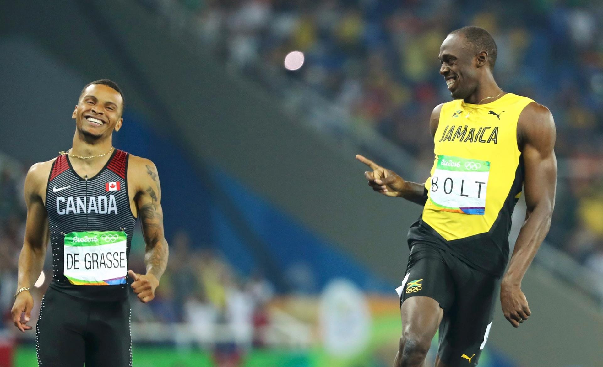 Zeit für Späßchen: Usain Bolt war in seinem Halbfinale über 200 Meter so überlegen, dass er sogar gemeinsam mit dem zweitplatzierten Andre De Grasse (links) aus Kanada flachsen konnte.