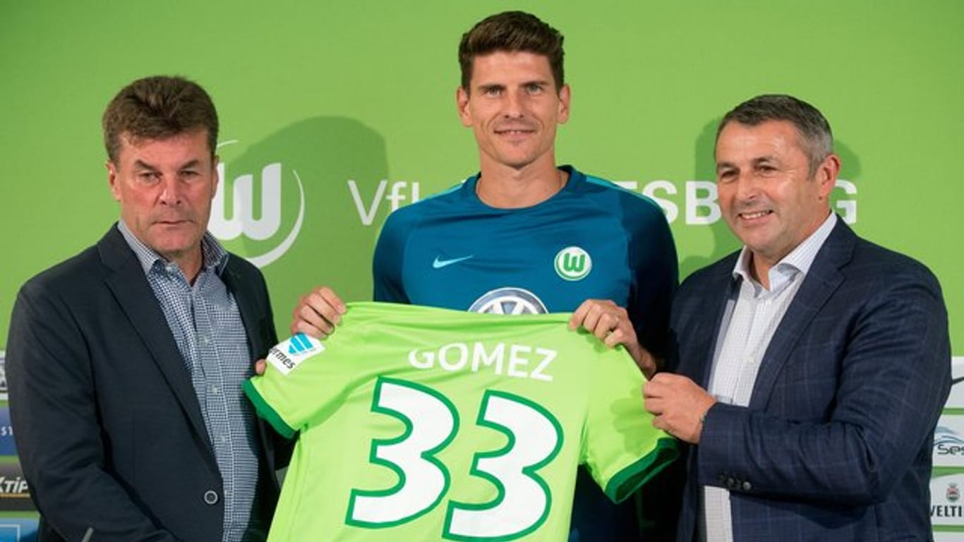 Wolfsburgs Neuzugang Mario Gomez (M) bekommt das Trikot mit der Nummer 33.