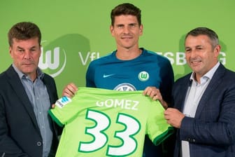 Wolfsburgs Neuzugang Mario Gomez (M) bekommt das Trikot mit der Nummer 33.