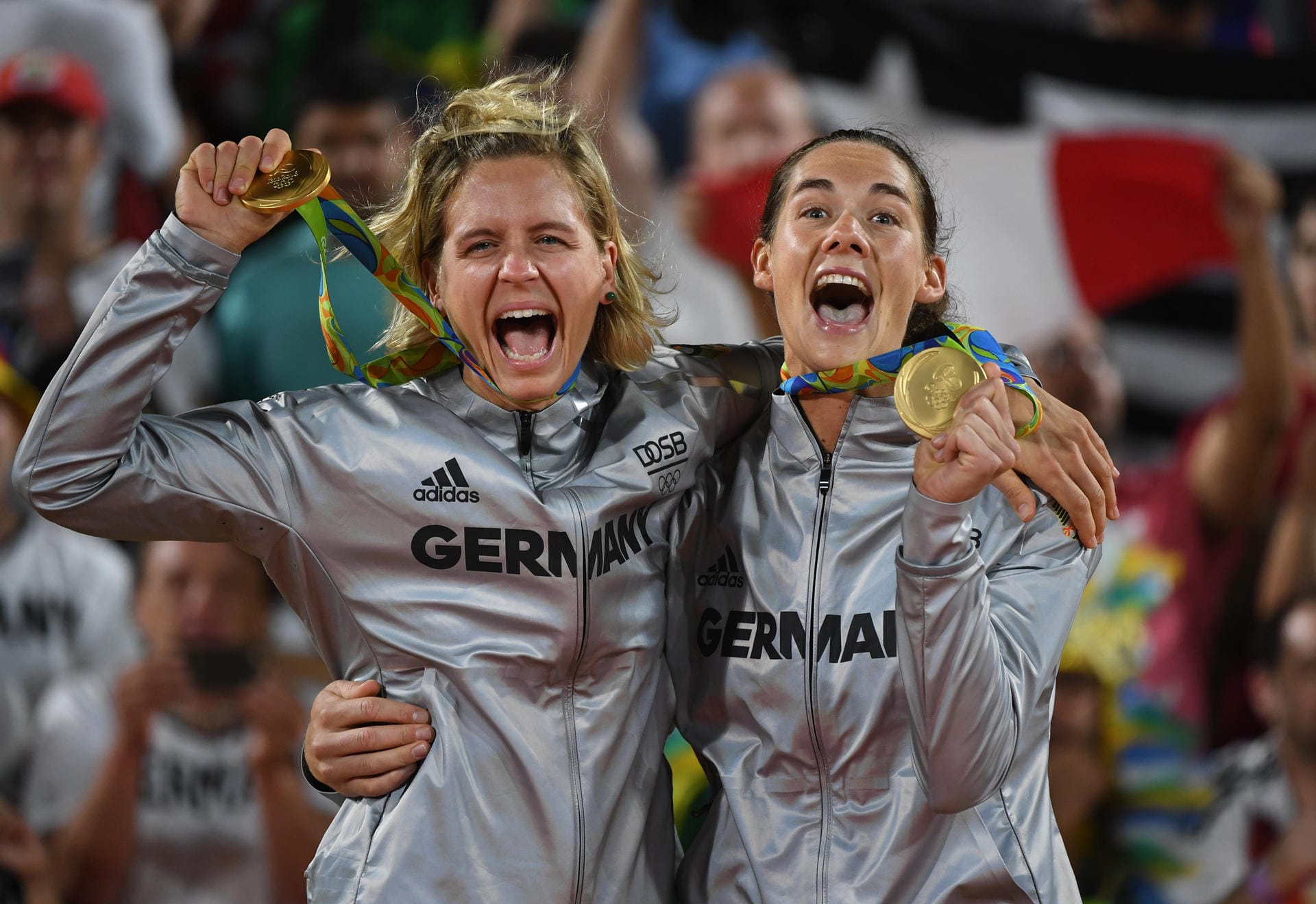 Was für ein Triumph: Laura Ludwig (links) und Kira Walkenhorst gewannen die Goldmedaille im Beachvolleyball.