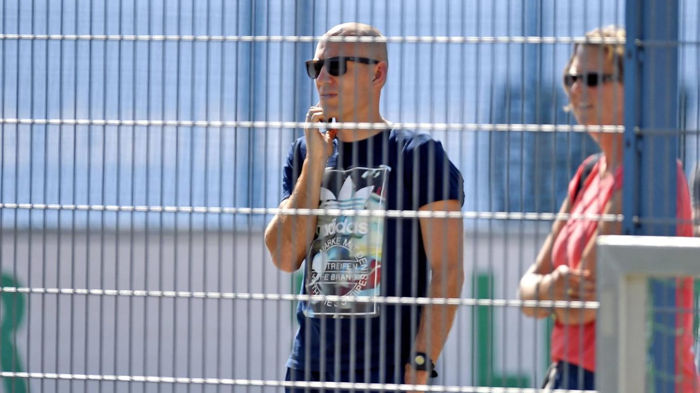 Bayern-Star Arjen Robben begutachtet die Leistungen seines Sohnes auf dem Trainingsgelände der Sechziger.