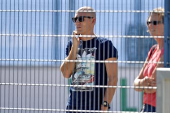Bayern-Star Arjen Robben begutachtet die Leistungen seines Sohnes auf dem Trainingsgelände der Sechziger.