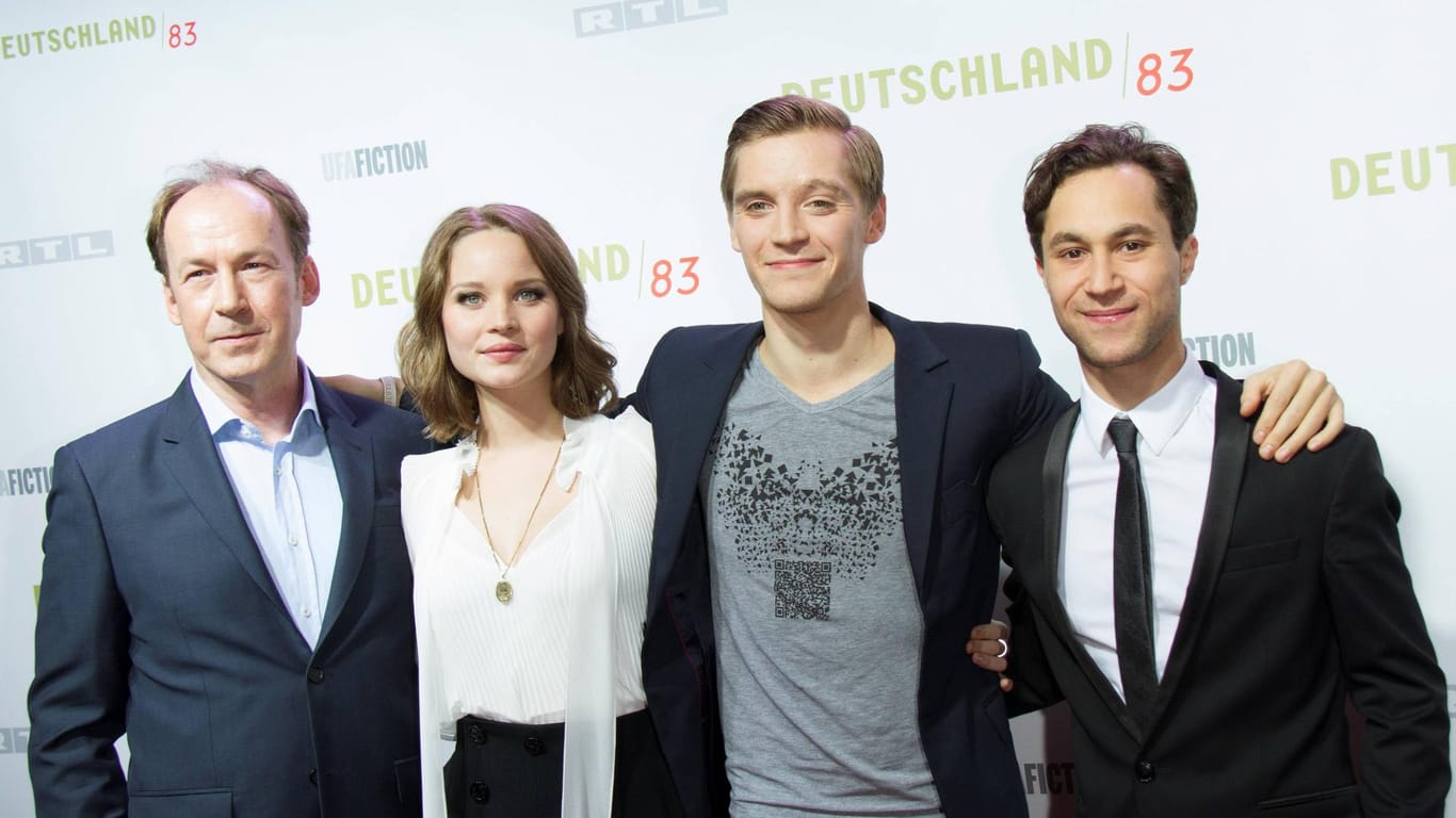 Die Darsteller Ulrich Noethen, Sonja Gerhardt, Jonas Nay und Ludwig Trepte bei der Premiere der RTL-Fernsehserie "Deutschland 83" im Kino Babylon in Berlin.