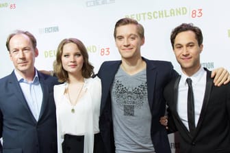 Die Darsteller Ulrich Noethen, Sonja Gerhardt, Jonas Nay und Ludwig Trepte bei der Premiere der RTL-Fernsehserie "Deutschland 83" im Kino Babylon in Berlin.