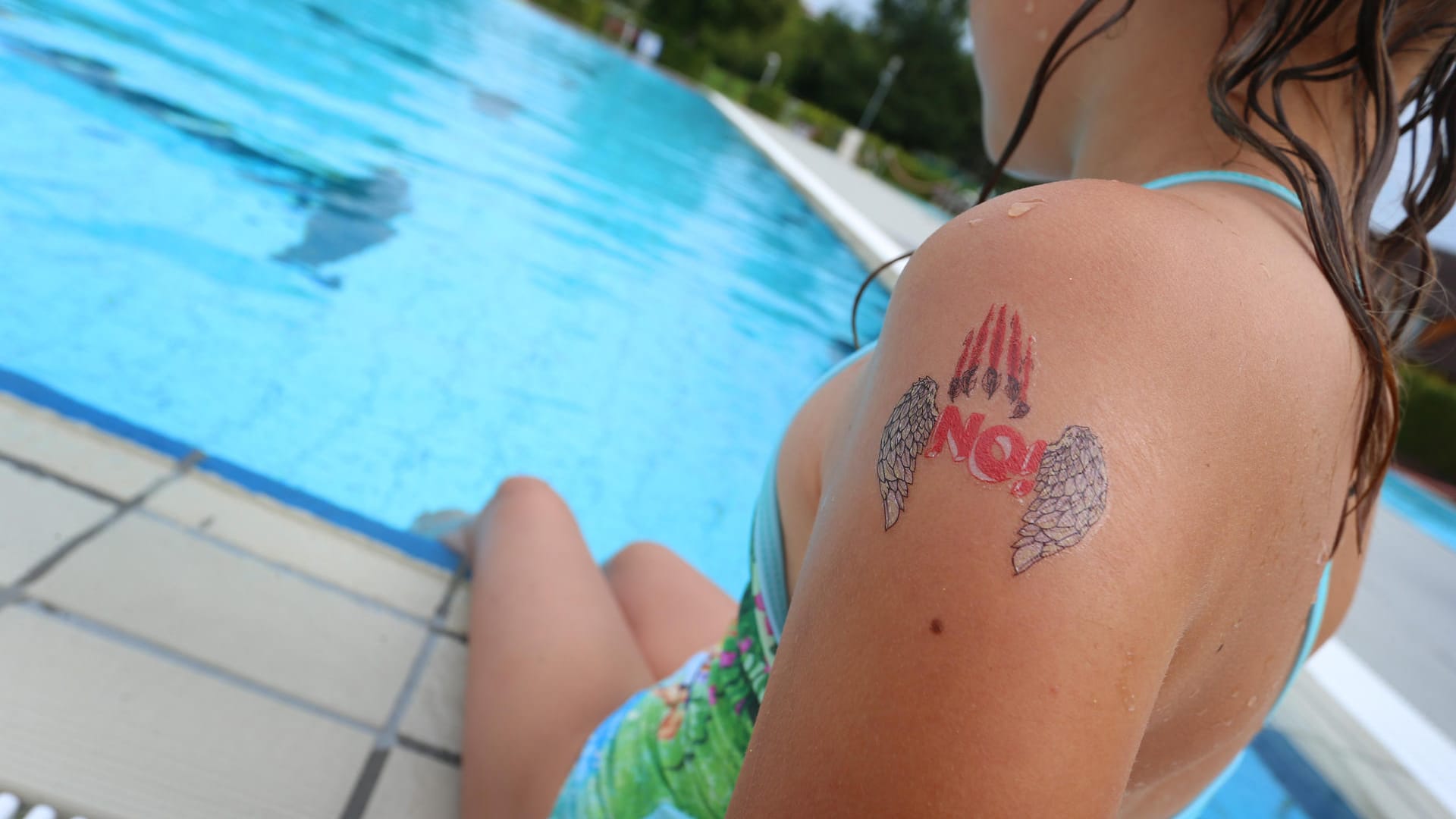 Die Stadt Tettnang setzt Zeichen gegen Belästigung Mädchen in Schwimmbädern. von Ein "NO"-Klebetattoo ist Teil der Kampagne "NEIN! Nicht mit mir!".