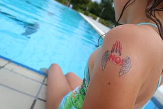 Die Stadt Tettnang setzt Zeichen gegen Belästigung Mädchen in Schwimmbädern. von Ein "NO"-Klebetattoo ist Teil der Kampagne "NEIN! Nicht mit mir!".