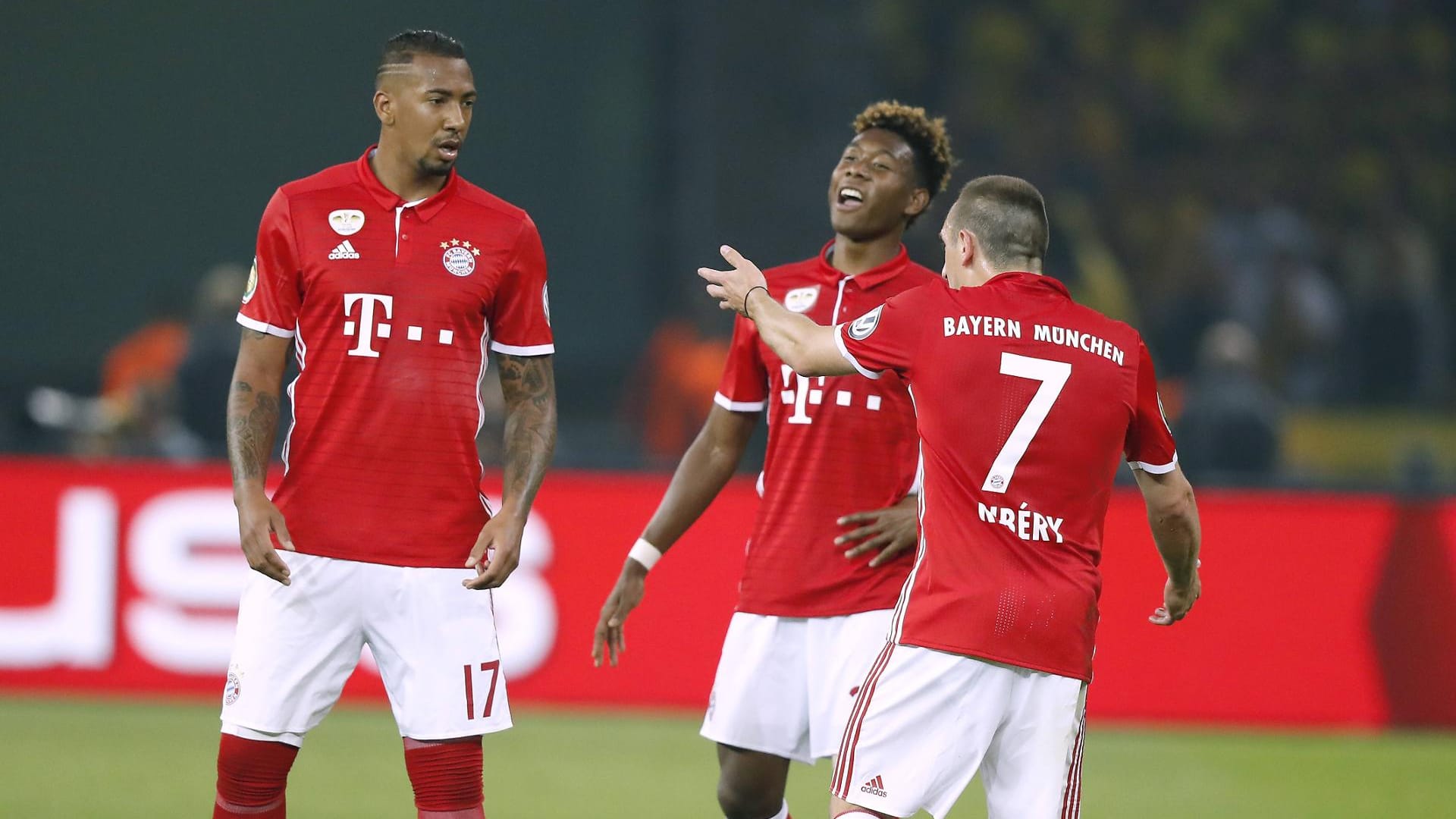 Auf der Vitrine im VIP-Raum des SpVgg Weiden hatten sich unter anderem Franck Ribéry und Jérôme Boateng verewigt. Auf der Vitrine im VIP-Raum des SpVgg Weiden hatten sich unter anderem Franck Ribéry und Jérôme Boateng verewigt.