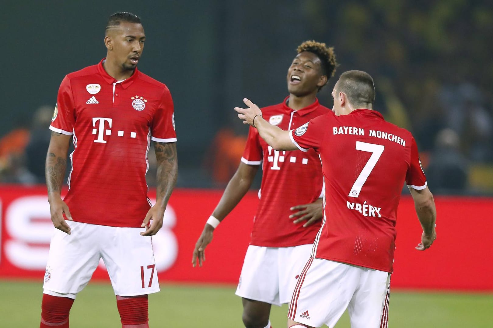 Auf der Vitrine im VIP-Raum des SpVgg Weiden hatten sich unter anderem Franck Ribéry und Jérôme Boateng verewigt.