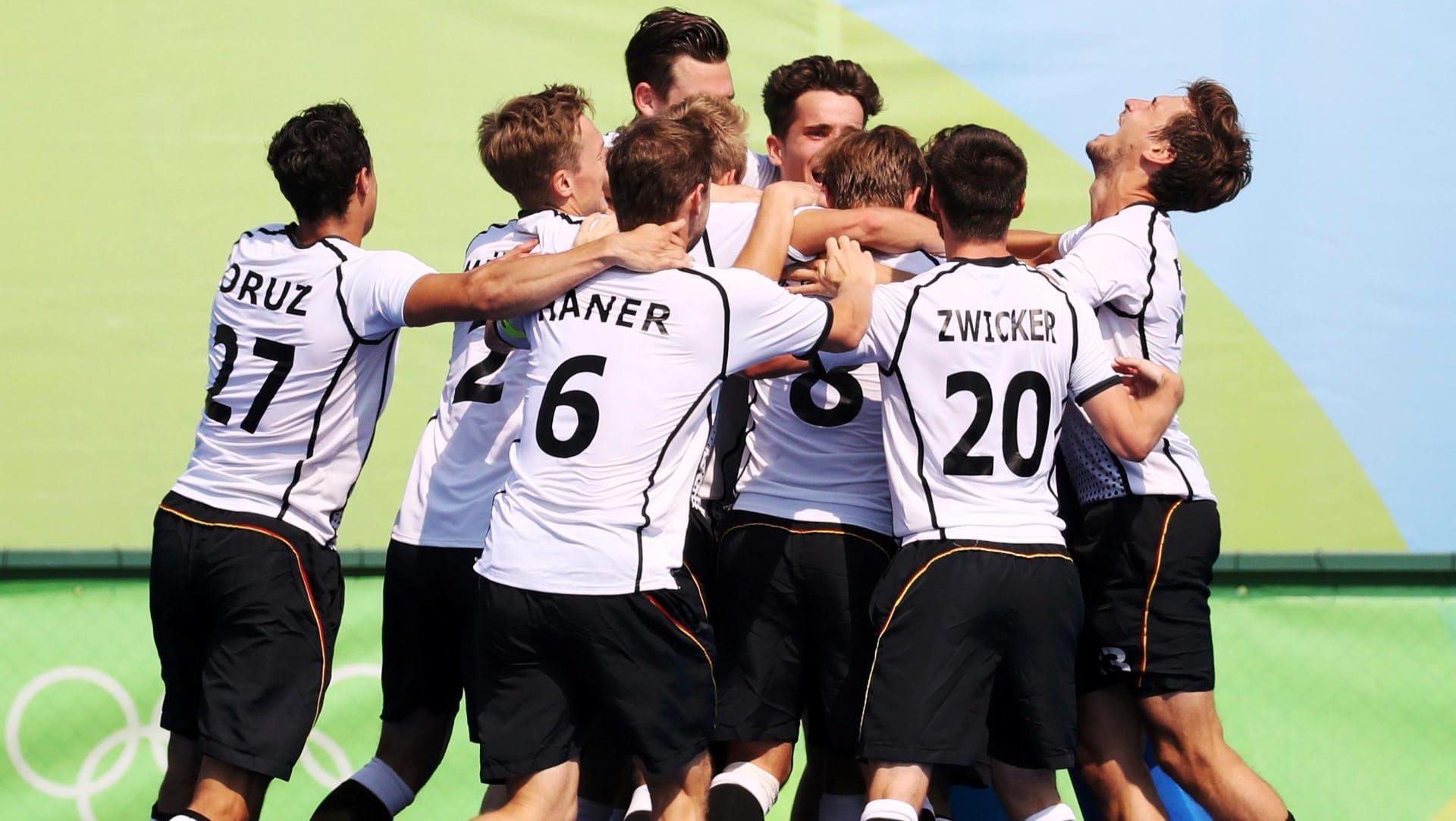 Die deutschen Hockey-Männer feiern Bronze.