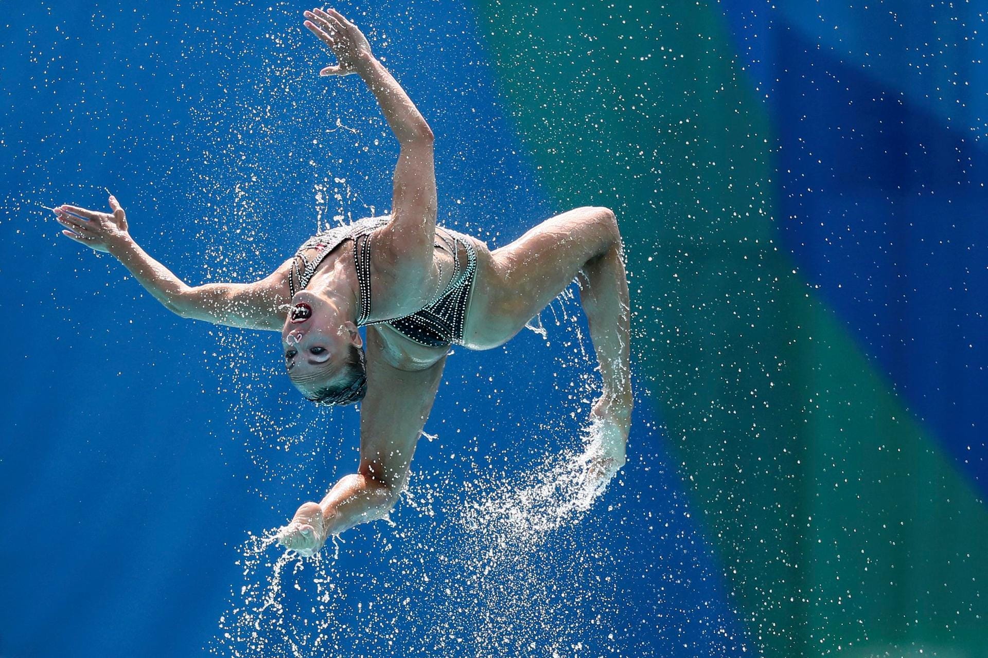 Die russischen Synchronschwimmerinnen zeigen die ganze Eleganz ihrer Sportart.