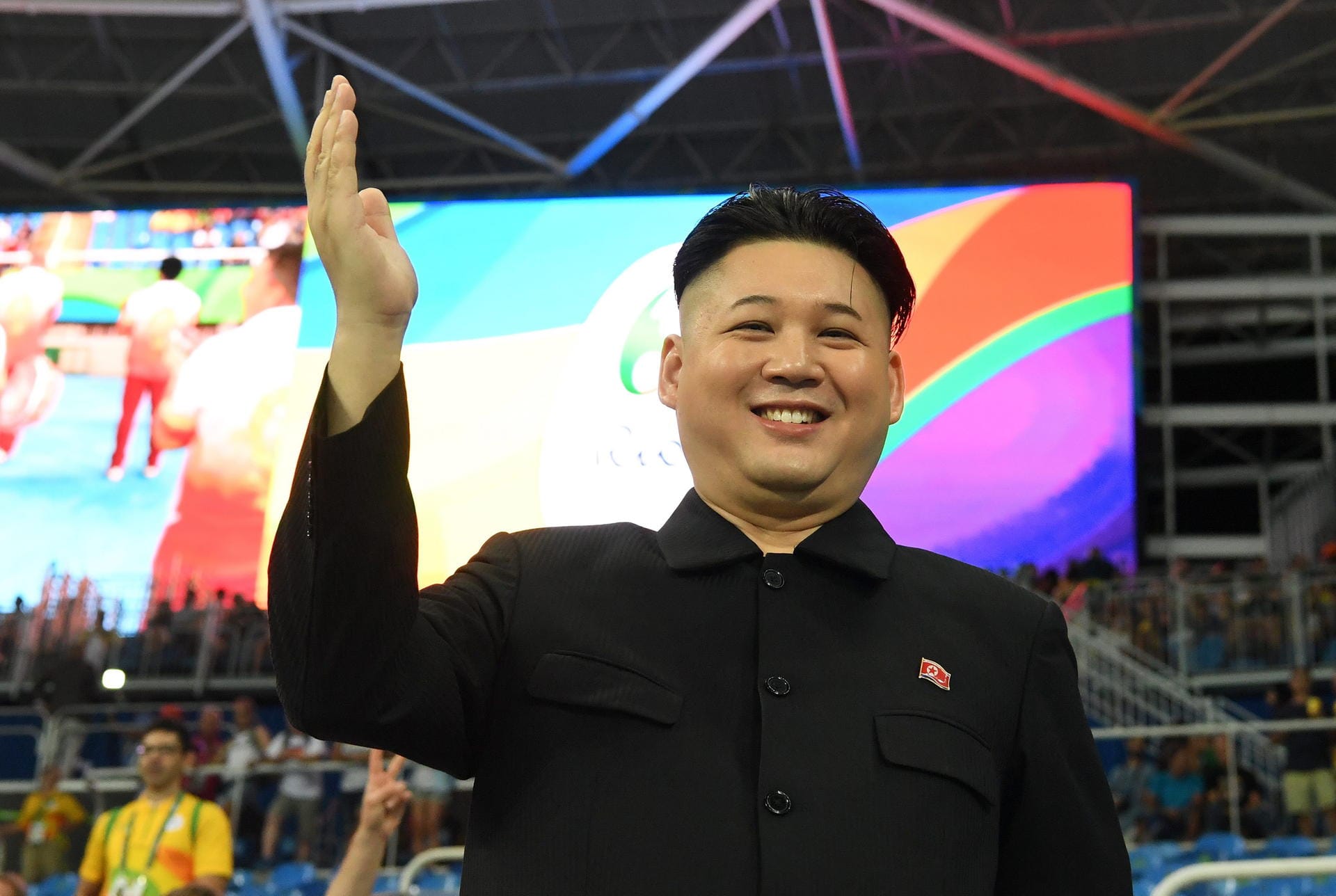 Sie wundern sich, warum Sie Kim Jong-Un noch nie so schön haben lächeln sehen, wie auf diesem Bild? Das liegt einfach daran, dass dies gar nicht der nordkoreanische Diktator persönlich ist. Stattdessen lächelt hier ein sehr gut performendes Double in die Kamera lächelt.