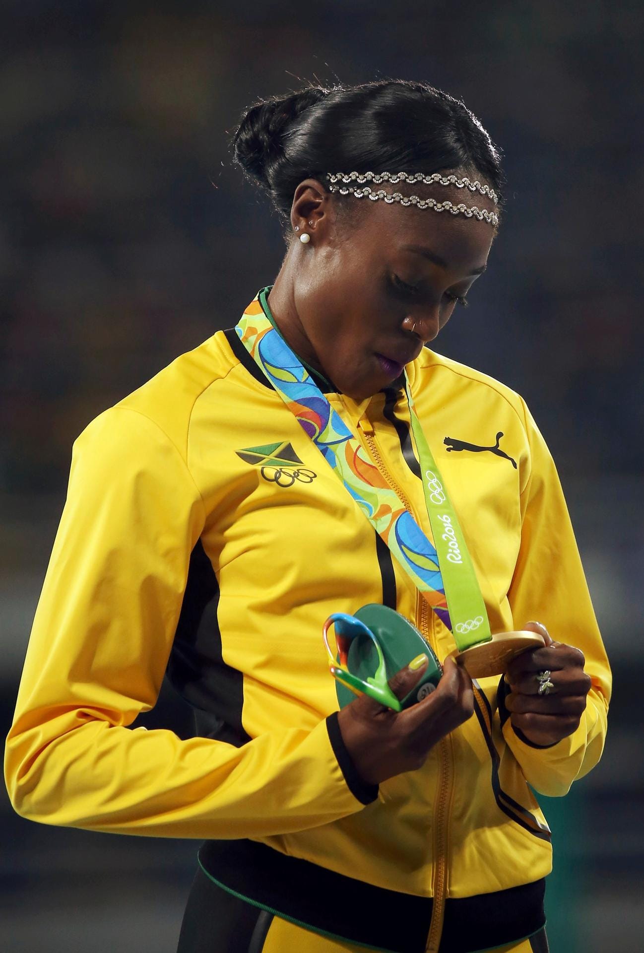 Etwas ungläubig begutachtet die Jamaikanerin Elaine Thompson ihre soeben erhaltene Goldmedaille. Es ist der Lohn für ihren Sieg im 200 Meter-Sprint-Finale der Damen.