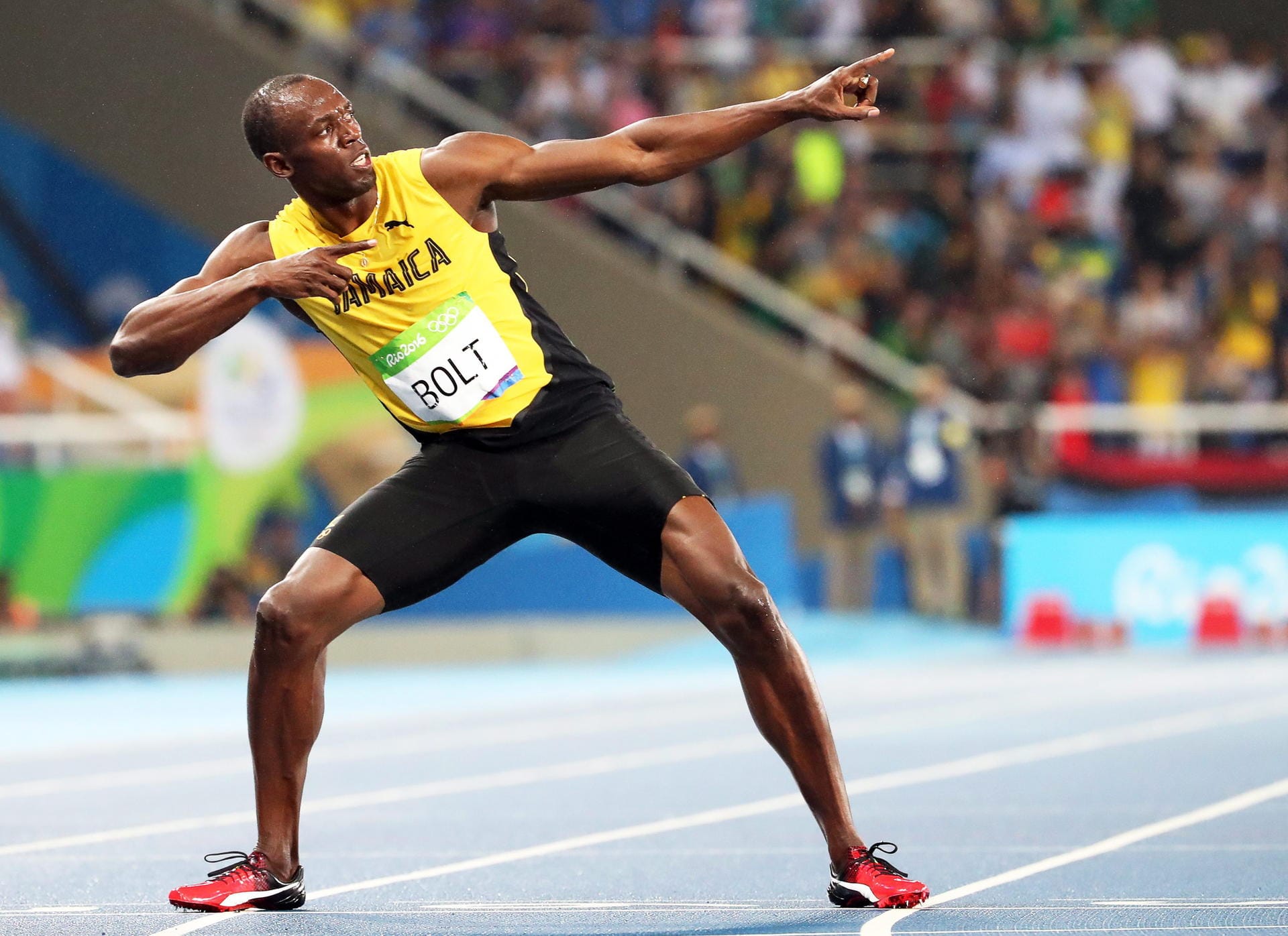 Nach seinem Sieg über die 200 Meter, ist Usain Bolt auf einem guten Weg endgültig unsterblich zu werden. Abseits der Laufstrecke hat sich Bolt mit seiner Pose bereits ein unverkennbares Markenzeichen geschaffen. Deshalb sind die nach links zeigenden Arme immer wieder ein Highlight jeder Bolt-Show.