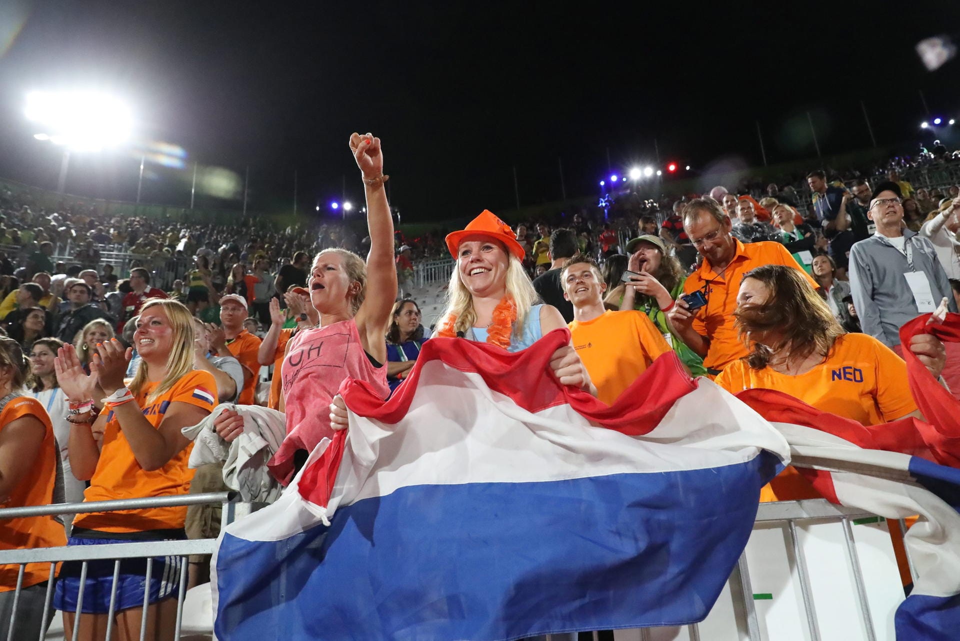 Wo niederländische Athleten aktiv sind, sind auch die Fans in Oranje nicht weit. So wie hier an der Copacabana beim Spiel um Bronze im Beachvolleyball zwischen den Niederländern Brouwer/Meeuwsen und den Russen Semeonov/Krasilnikov.