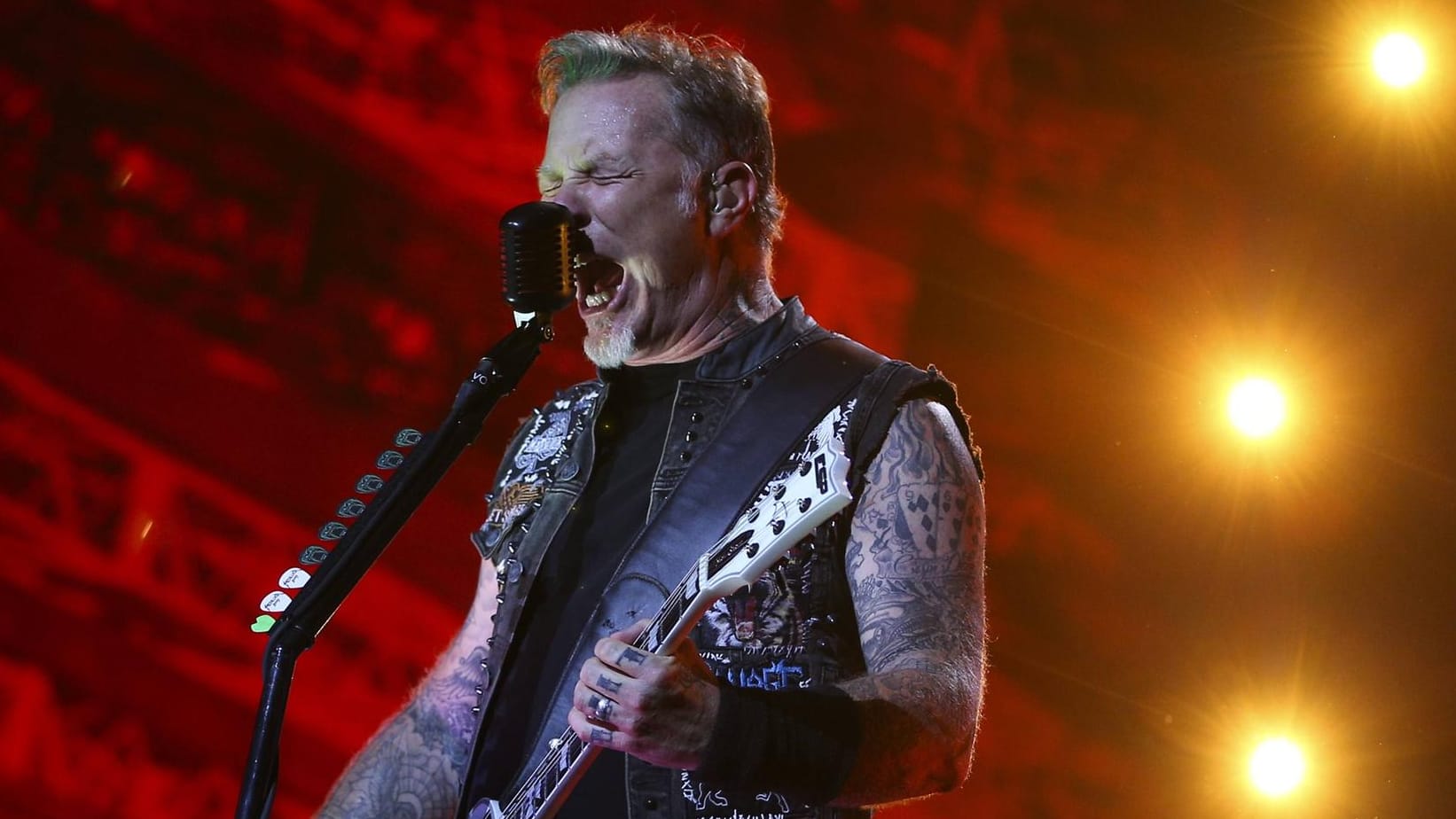 Metallica-Gitarrist und Sänger James Hetfield im August 2015 bei einem Konzert in Moskau.