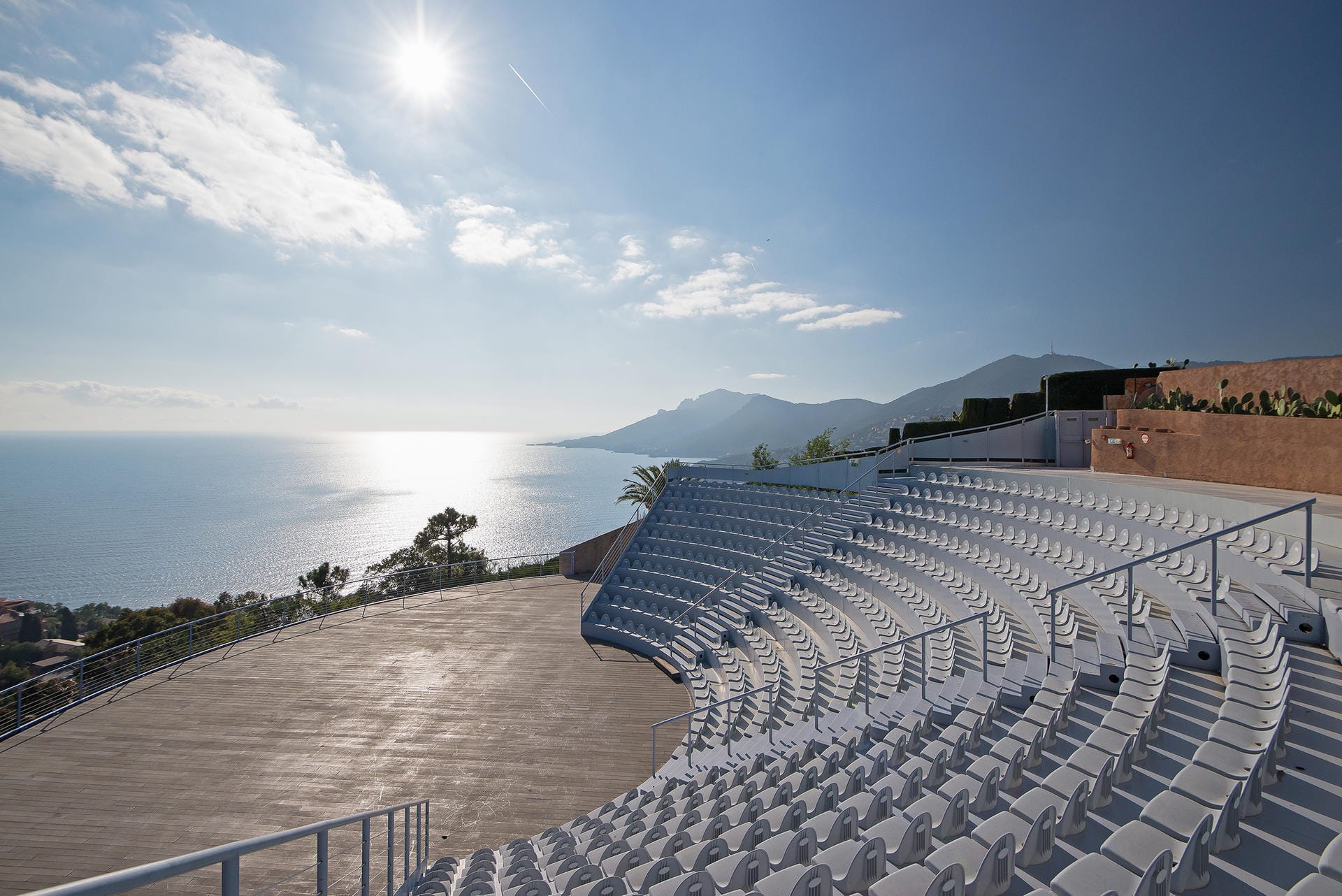Der Garten umfasst mehr als 8500 Quadratmeter, auf denen Teichanlagen und Swimmingpools um den schönsten Ausblick aufs Mittelmeer wetteifern. Auch das Freiluft-Auditorium, welches 500 Personen Platz bietet, ist mit einer grandiosen Aussicht gesegnet.