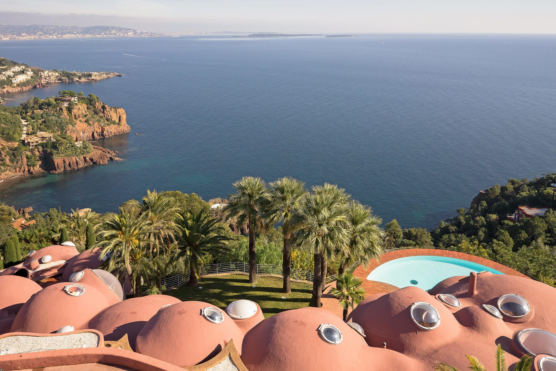 Einen perfekten Blick auf die Bucht von Cannes kann der neue Besitzer der "Bubble Palace" genießen.