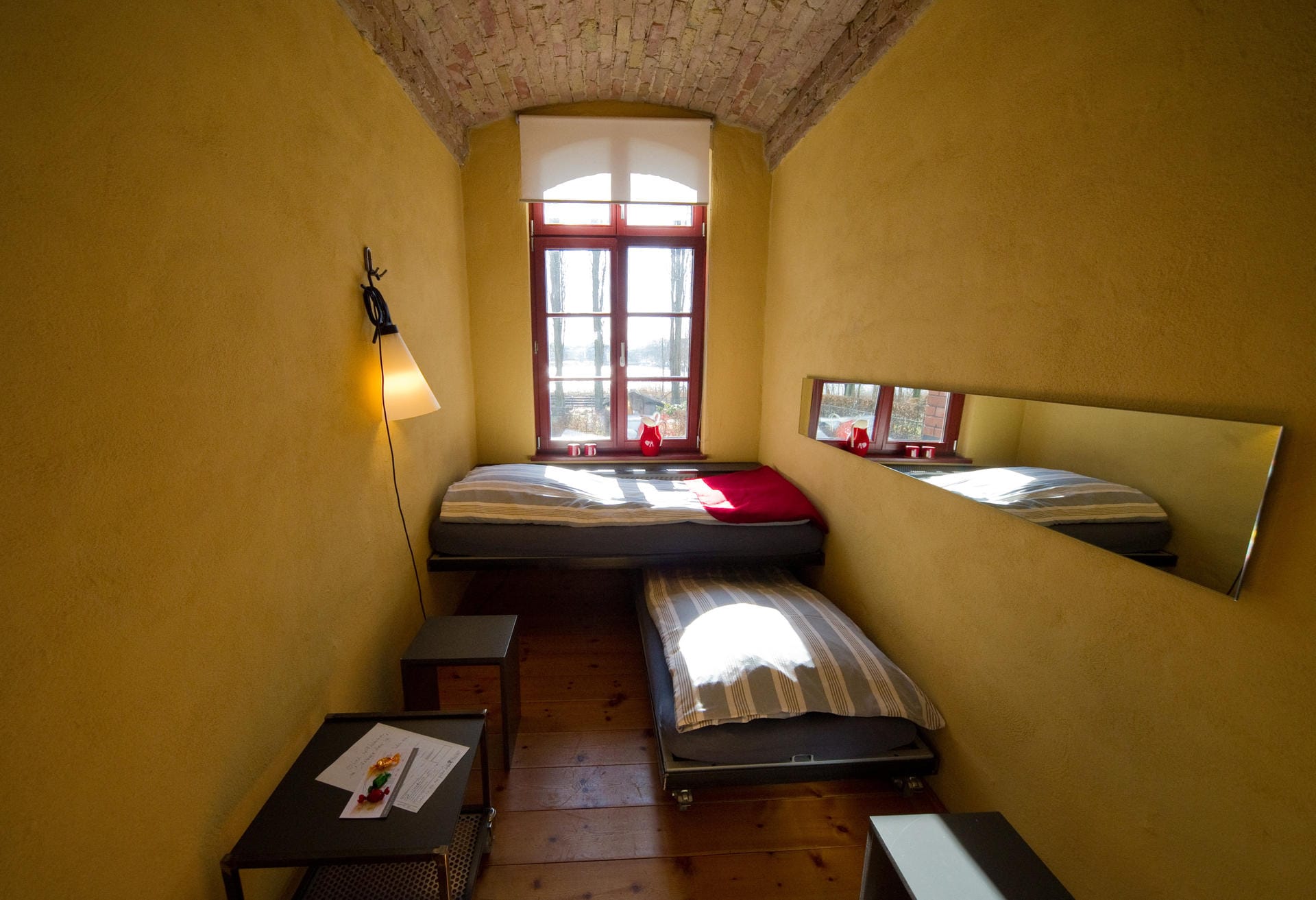Ein etwas anderes Hotelzimmer: Die sogenannte Gelbe Zelle im "Das Andere Haus VIII" in Berlin-Lichtenberg.