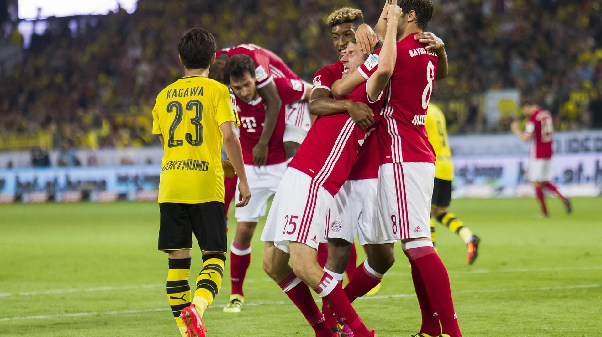 Der BVB freut sich über die schönsten Trikots. Die Bayern beanspruchen einen anderen Titel. Der BVB freut sich über die schönsten Trikots. Die Bayern beanspruchen einen anderen Titel.