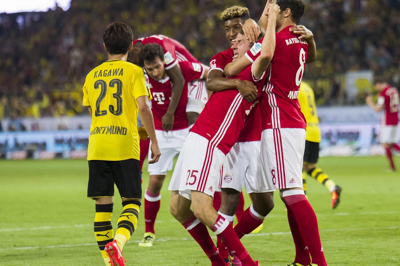 Der BVB freut sich über die schönsten Trikots. Die Bayern beanspruchen einen anderen Titel.