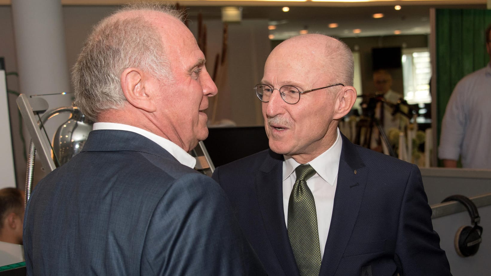 Uli Hoeneß (li.) gratuliert dem ehemaligen Werder-Manager Willi Lemke zu seinem 70. Geburtstag. Uli Hoeneß (li.) gratuliert dem ehemaligen Werder-Manager Willi Lemke zu seinem 70. Geburtstag.