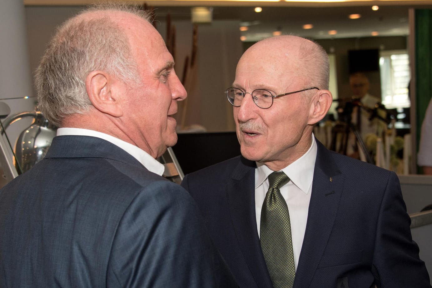 Uli Hoeneß (li.) gratuliert dem ehemaligen Werder-Manager Willi Lemke zu seinem 70. Geburtstag.