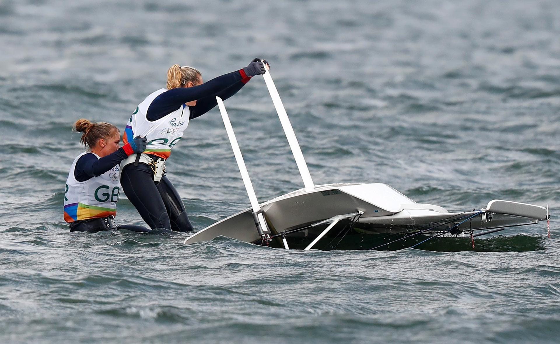Die Britinnen Charlotte Dobson und Sophie Ainsworth versuche ihr Boot wieder aufzurichten.