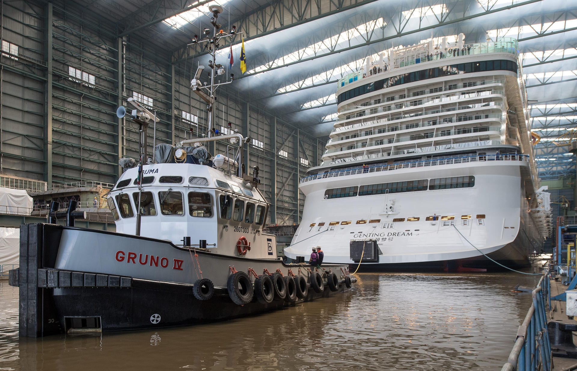 Der Werftschlepper "Gruno IV" zieht den Kreuzfahrtriesen aus dem überdachten Baudock.