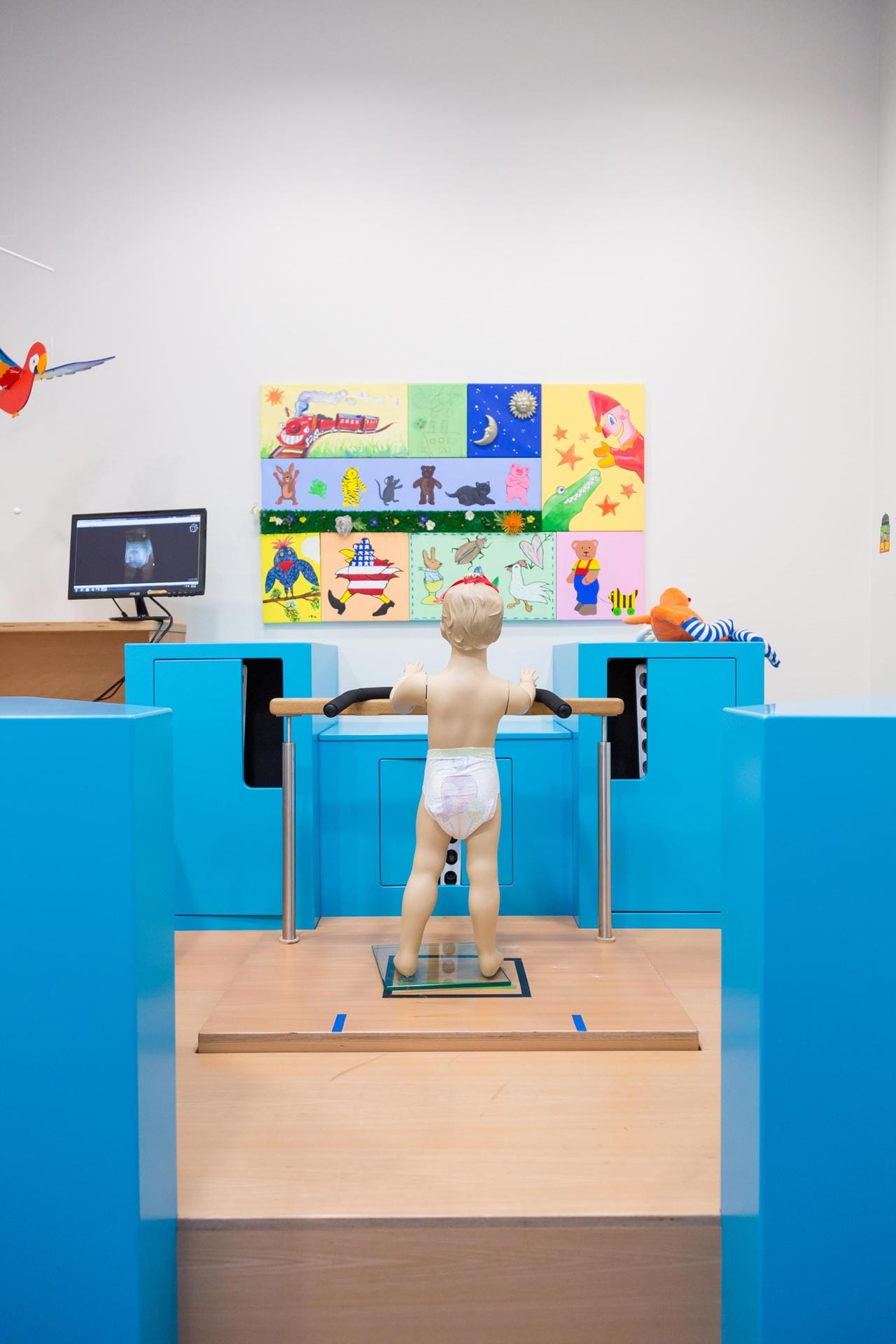 Mit einem 3D-Scanner können die Windelentwickler blitzschnell die Proportionen eines Kindes und den Sitz der Windel erfassen. Hier wird der Vorgang mit einer Puppe demonstriert.