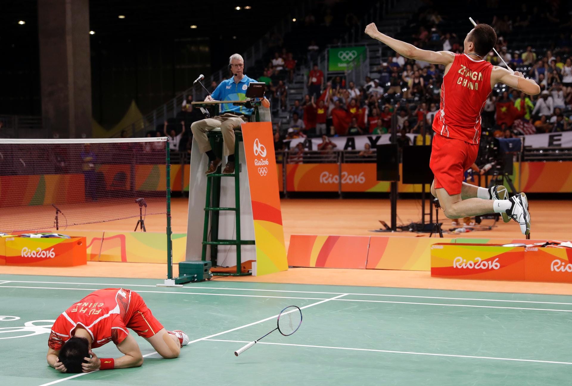 So unterschiedlich kann man den Gewinn einer Goldmedaille bejubeln: Während der Chinese Fu Haifeng erst einmal zu Boden singt, springt Zhang Nan erst einmal hoch in die Luft.