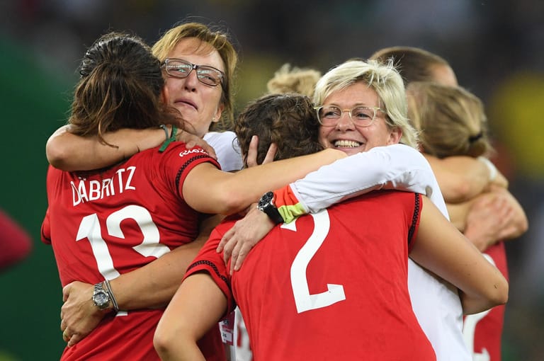 Die deutschen Fußball-Frauen holen sich durch den 2:1-Sieg im Finale gegen Schweden erstmals Olympia-Gold.