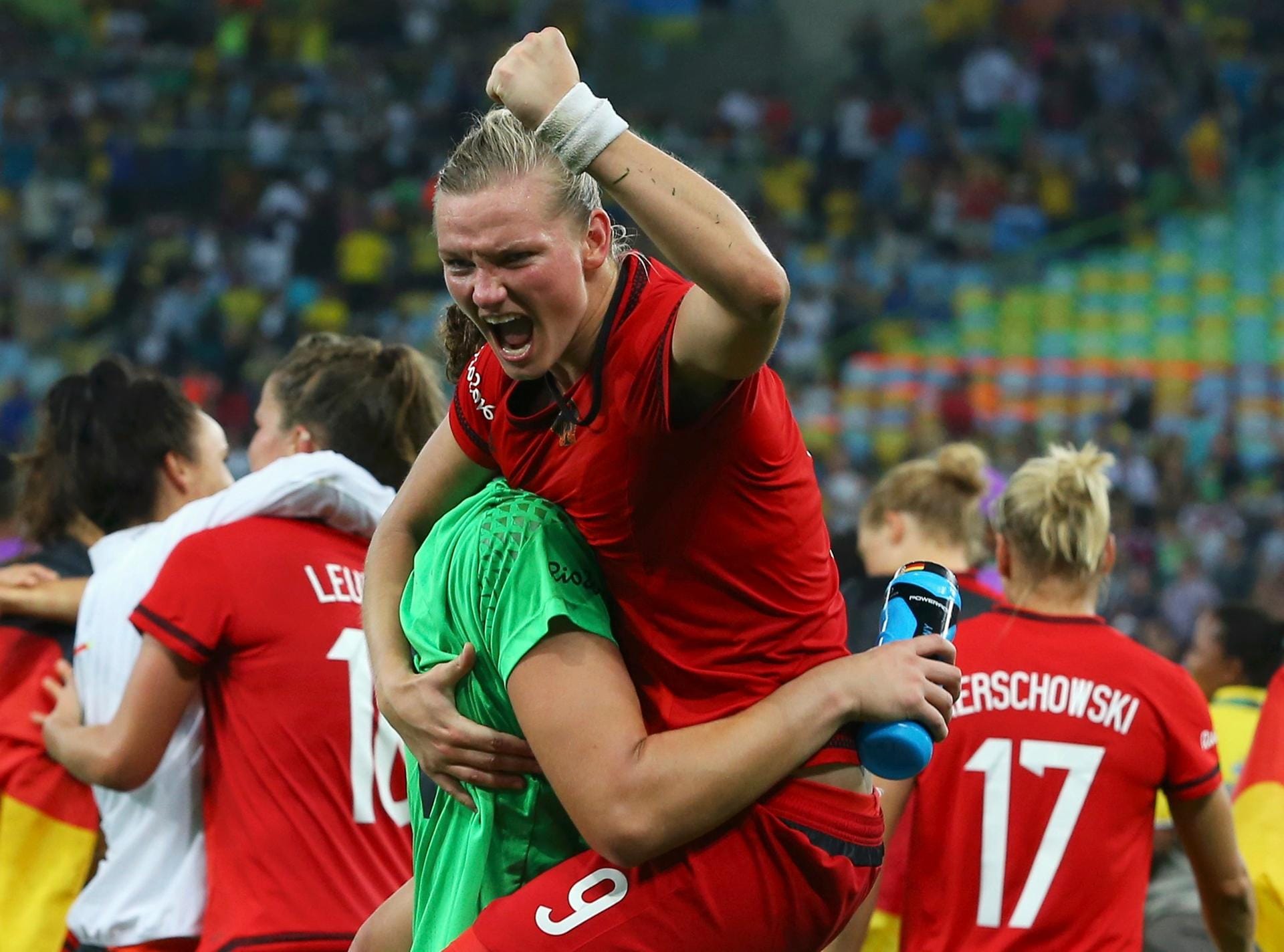 Alexandra Popp schreit ihre Freude über den Olympiasieg der deutschen Fußballfrauen heraus.