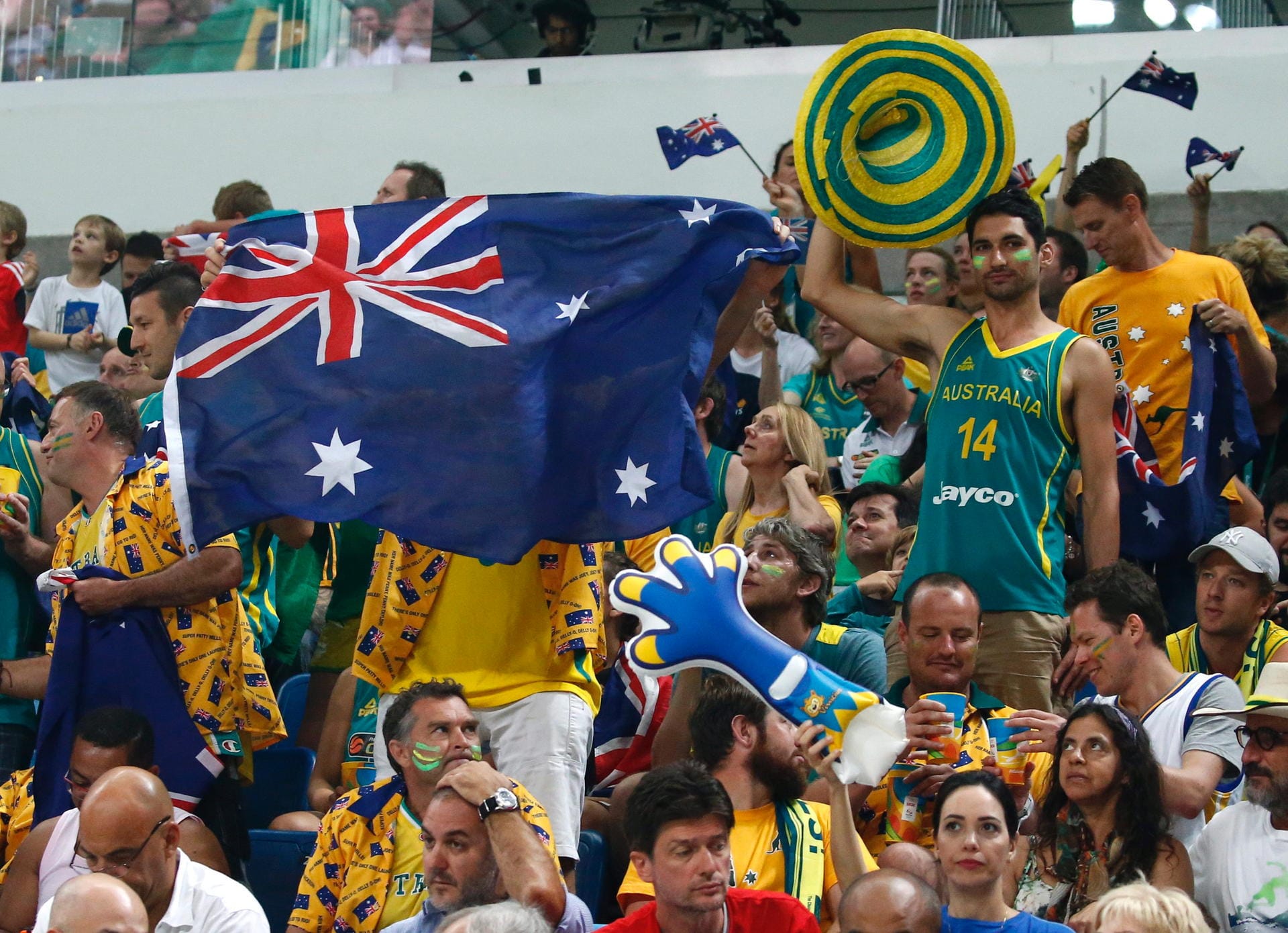 Gute Laune herrscht bei den australischen Fans während des Basketball-Halbfinals. Am Ende jubelt aber der Gegner aus Serbien über den Final-Einzug.
