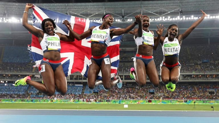 Die 4x100-Meter-Staffel von Großbritannien freut sich mit einem Luftsprung über Bronze.