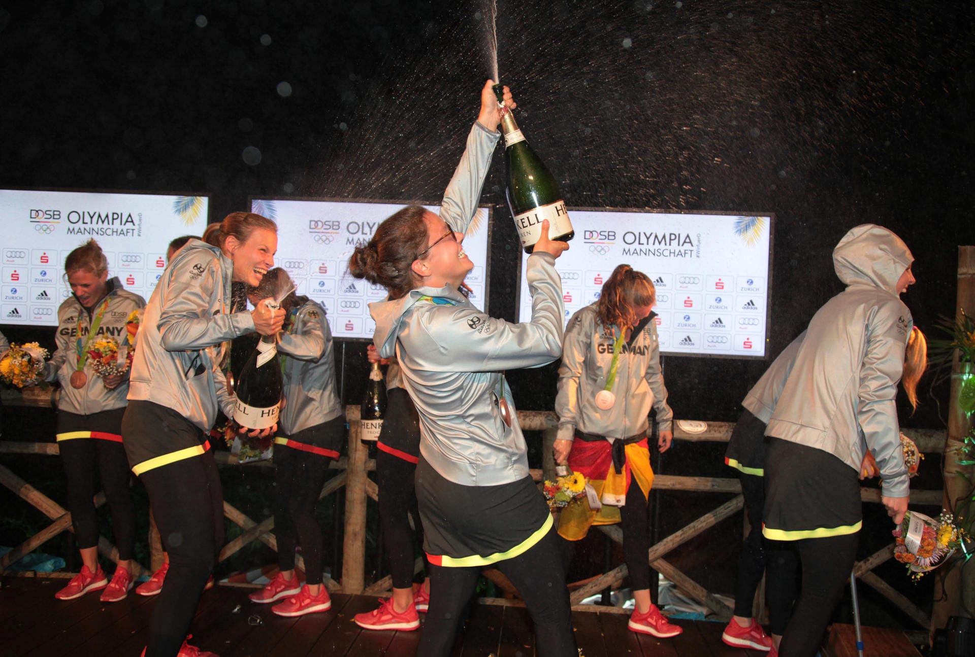 Die deutschen Hockey-Damen lassen nach dem Gewinn der Bronzemedaille im Deutschen Haus die Korken knallen.