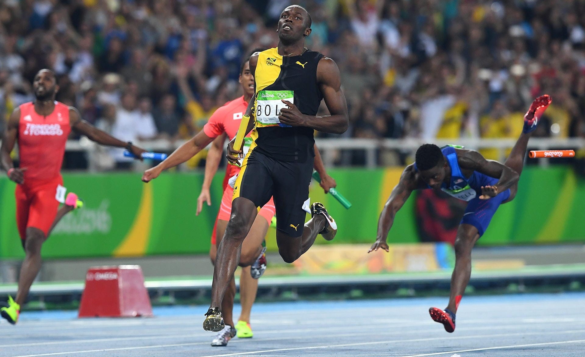 Usain Bolt sprintet zum Sieg, der US-Amerikaner Trayvon Brommel gerät ins Stolpern.