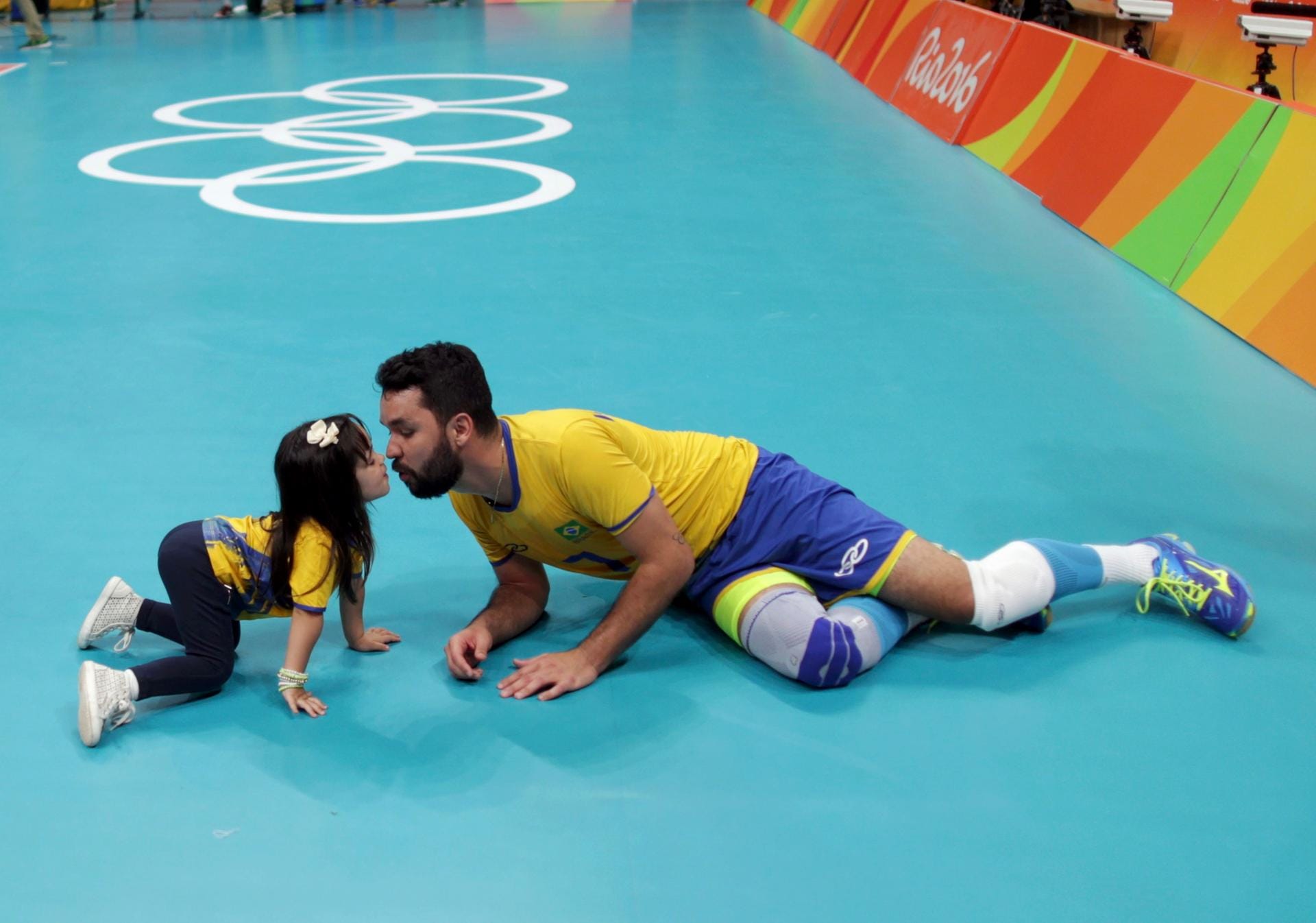 William holt sich nach dem Finaleinzug mit Brasiliens Volleyballern ein Küsschen von seiner Tochter ab.