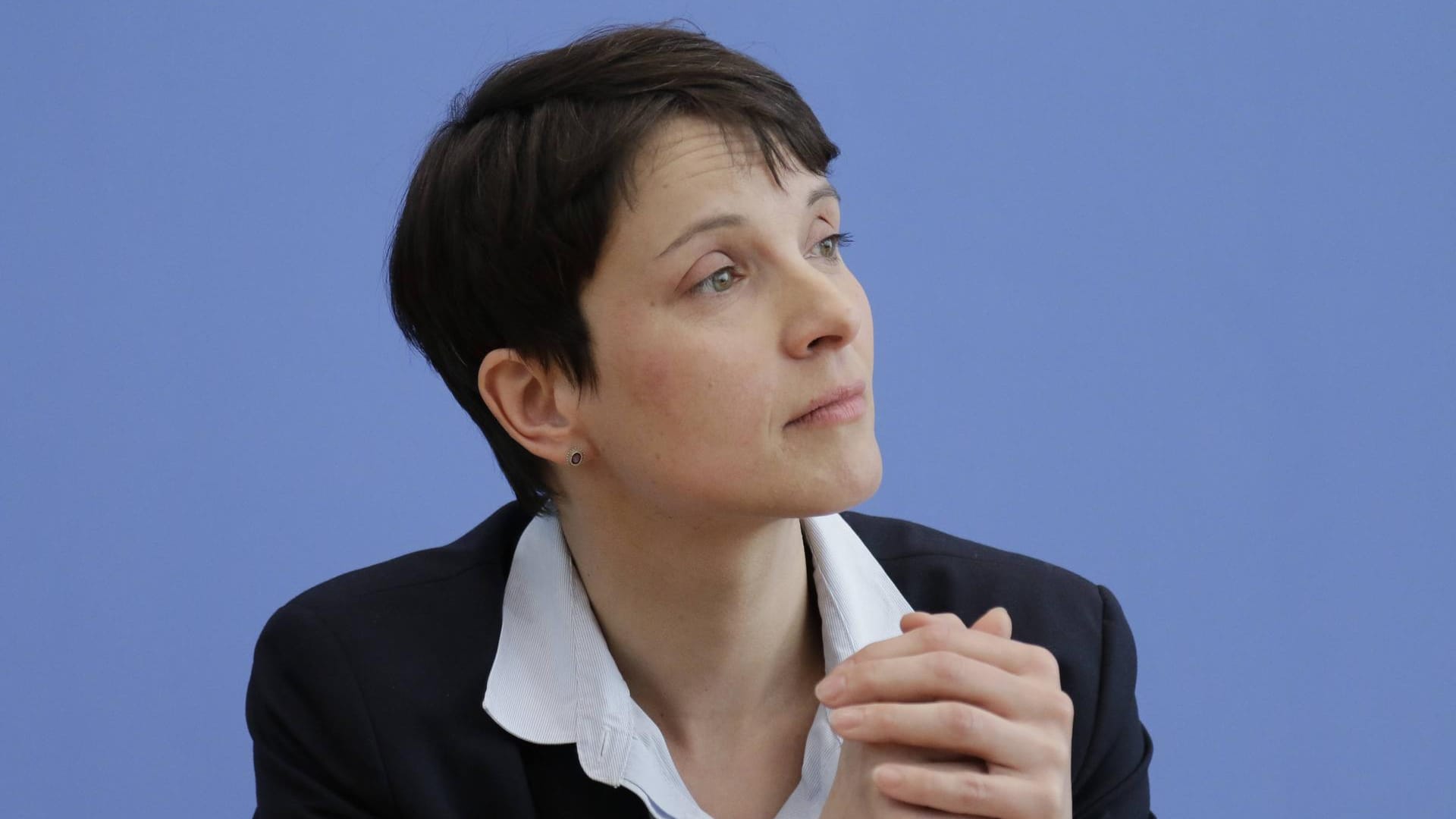 Frauke Petry hat sich zum Thema Waffenbesitz und Gewaltmonopol geäußert.