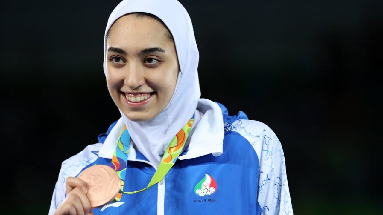 Kimia Alisadeh ist die erste Frau in der iranischen Sportgeschichte die eine Goldmedaille geholt hat.