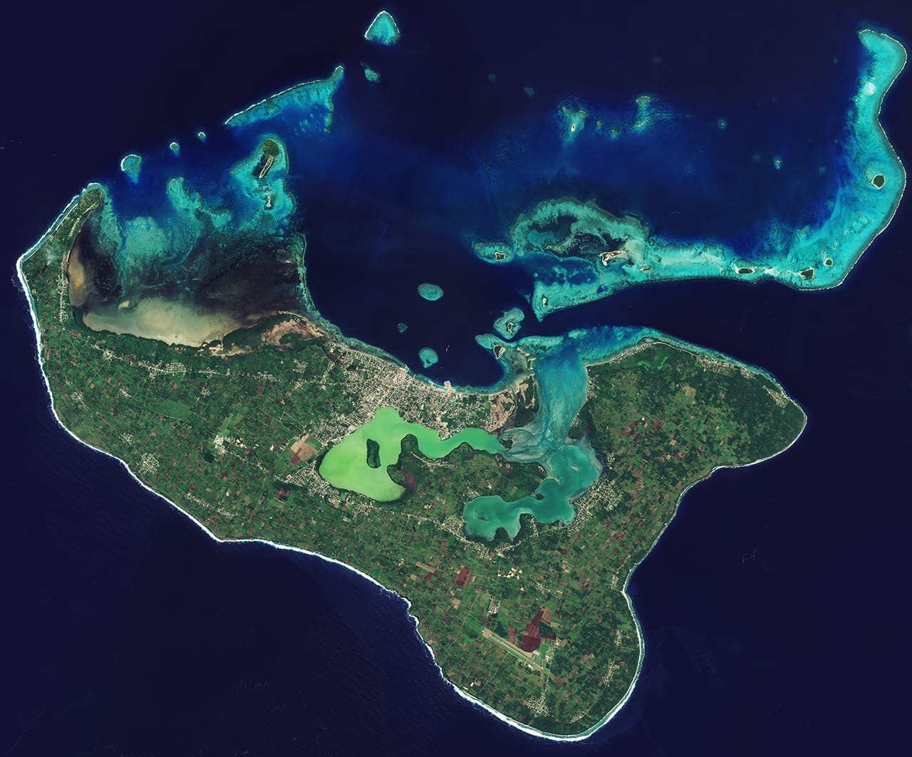 Satellitenbild des Königreichs Tonga in den unermesslichen Weiten des Südpazifiks.