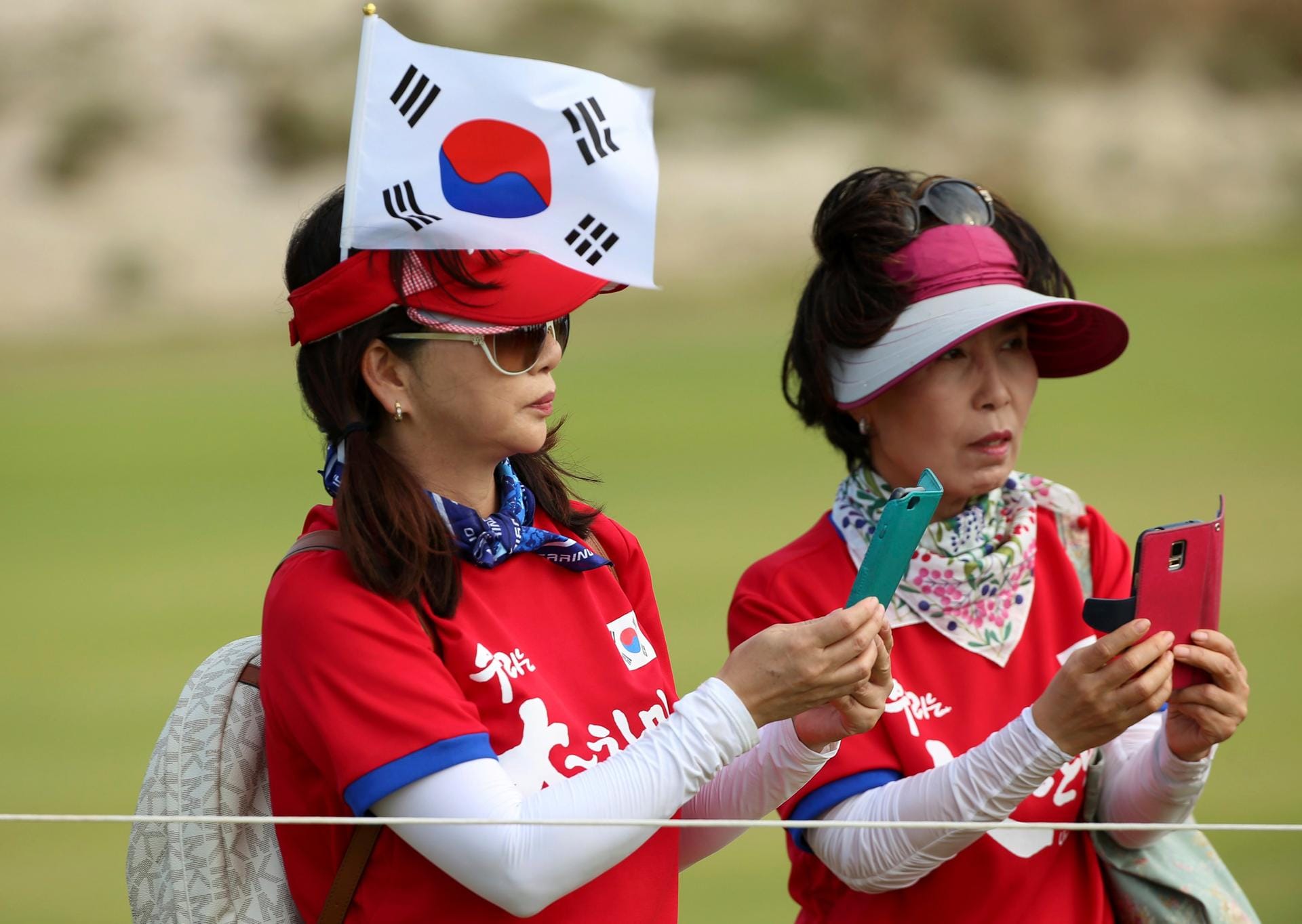 Es ist unverkennbar, für welches Land das Herz dieser beiden Damen schlägt: zwei südkoreanische Fans auf dem olympischen Golfplatz.